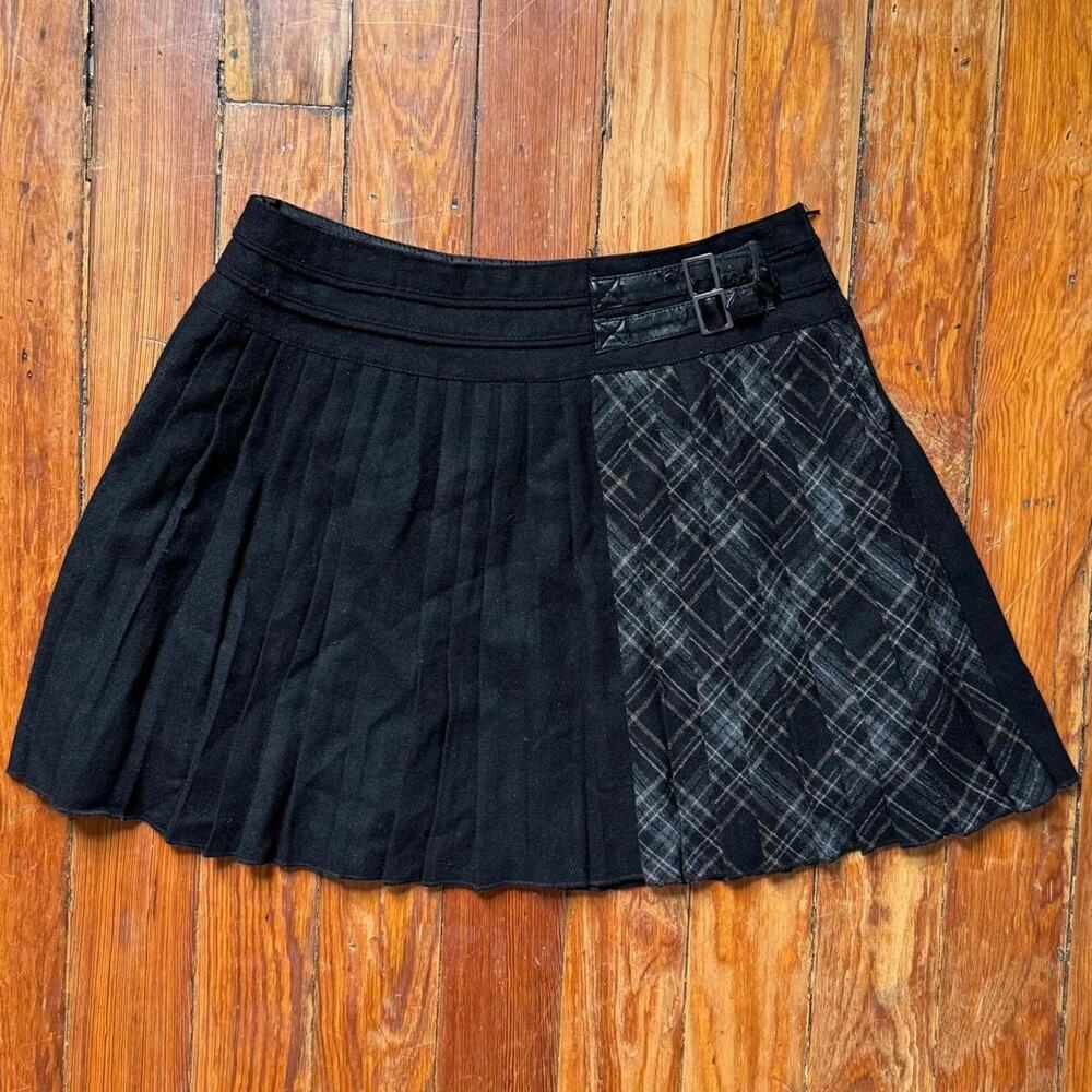 Black and gray plaid pleated skirt